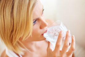 photo femme qui boit un verre d'eau